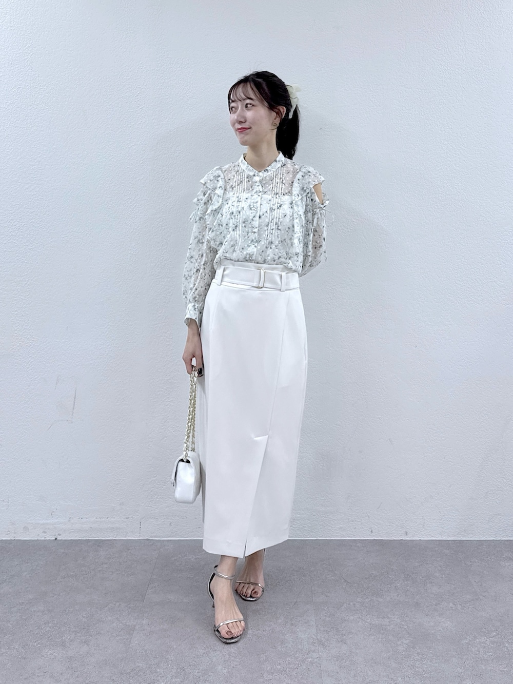 ホワイト系のシャツ/ブラウス、ホワイト系のスカートを着用したレディースの春コーディネートの5枚目の写真
