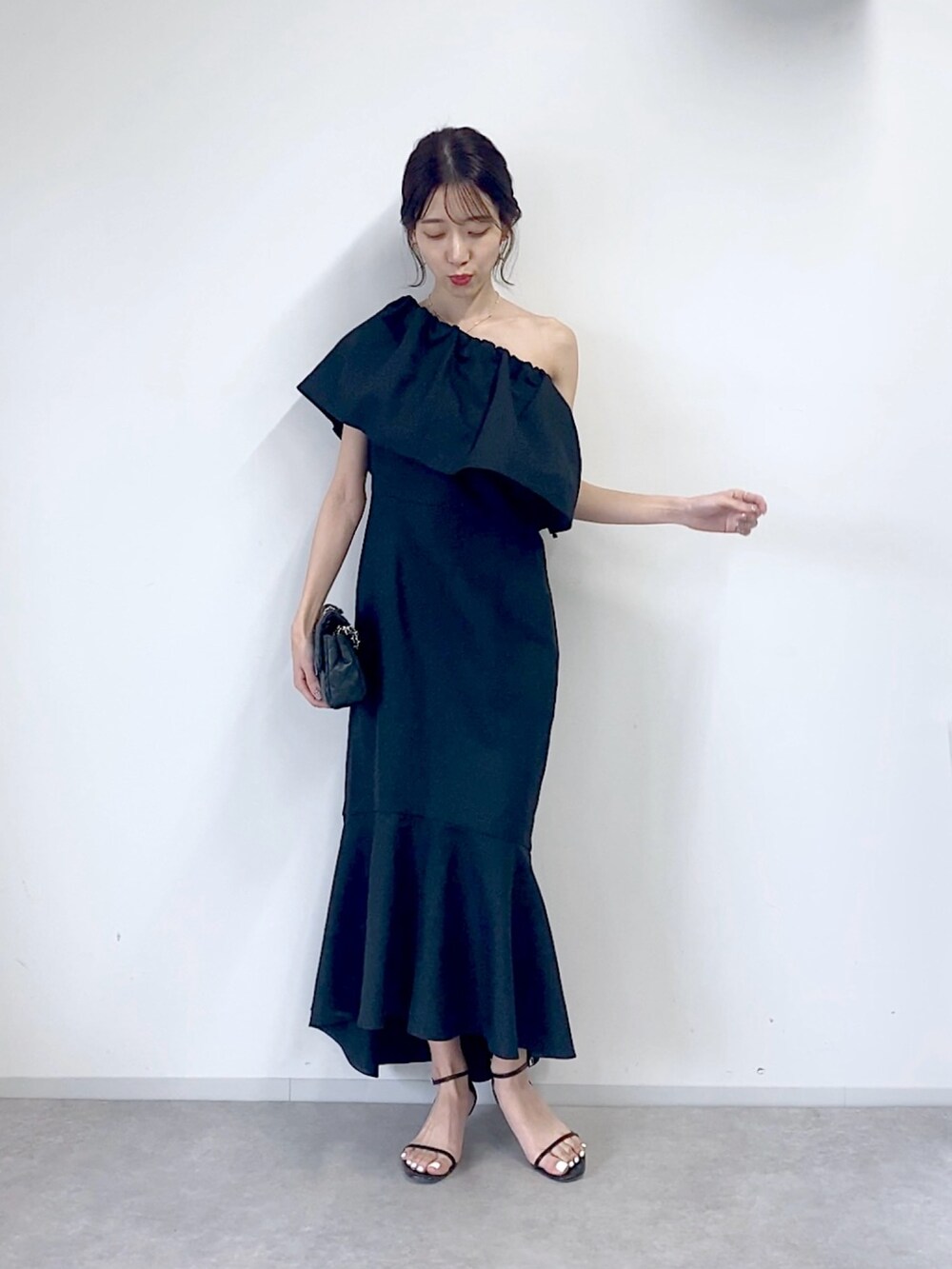 ブルー系のワンピース、ブラック系のショルダーバッグを着用したレディースの春コーディネートの5枚目の写真