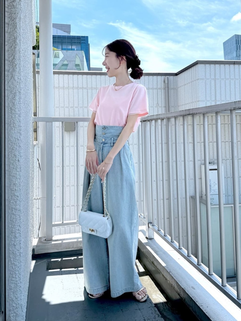 「ピンクコーデ、ピンク、夏コーデ、夏だ！Tシャツ着よう！、チュール、チュールトップス、カットソー、Tシャツ、Tシャツコーデ、オトナカジュアル、大人コーデ、大人可愛い、シンプルコーデ、デニムパンツ、ワイドデニム」｜「La boutique BonBonの【ZOZO先行販売・miki監修】レイヤードチュールカットソー（Tシャツ/カットソー、ピンク系）」を使った、miki：）さん（レディース・157cm）の夏コーディネートの4枚目の写真