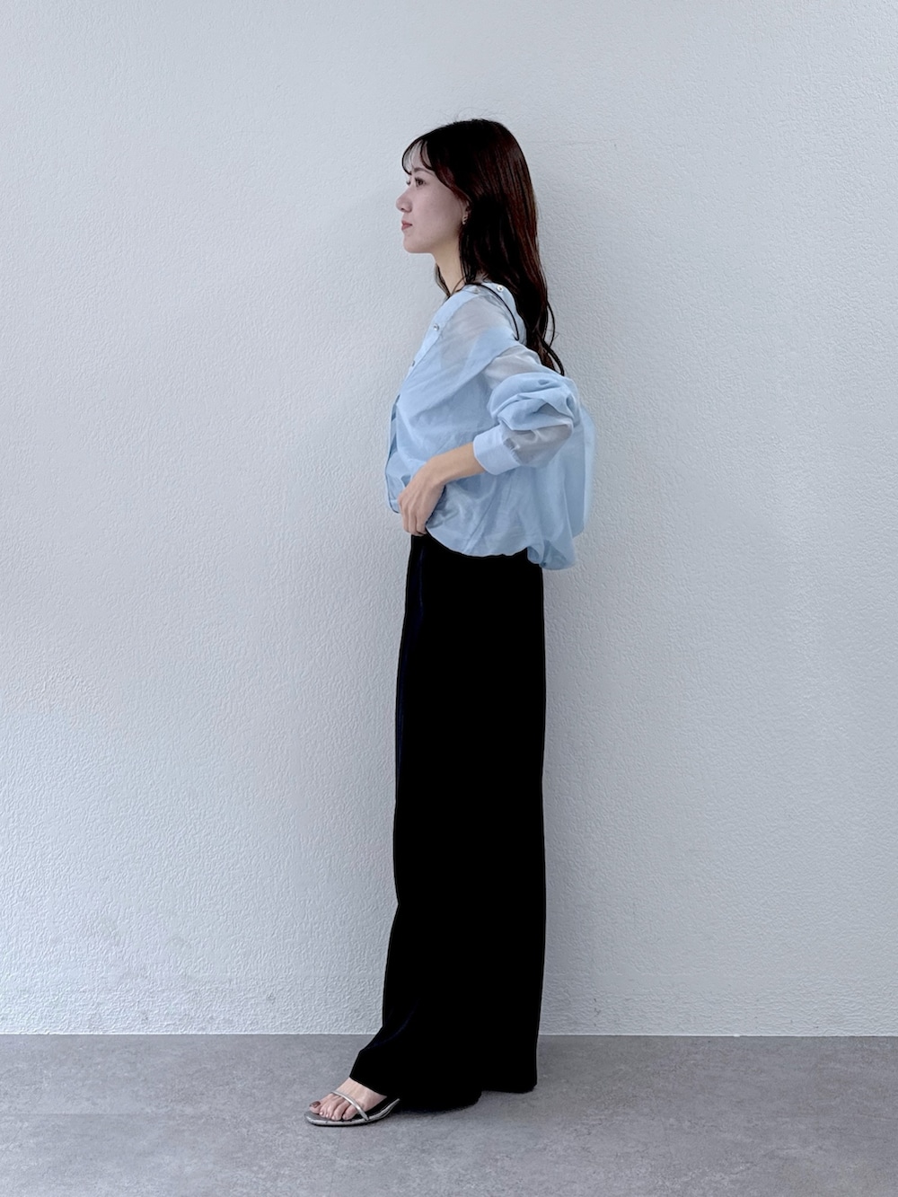 ブルー系のシャツ/ブラウス、ブラック系のスラックスを着用したレディースの冬コーディネートの3枚目の写真