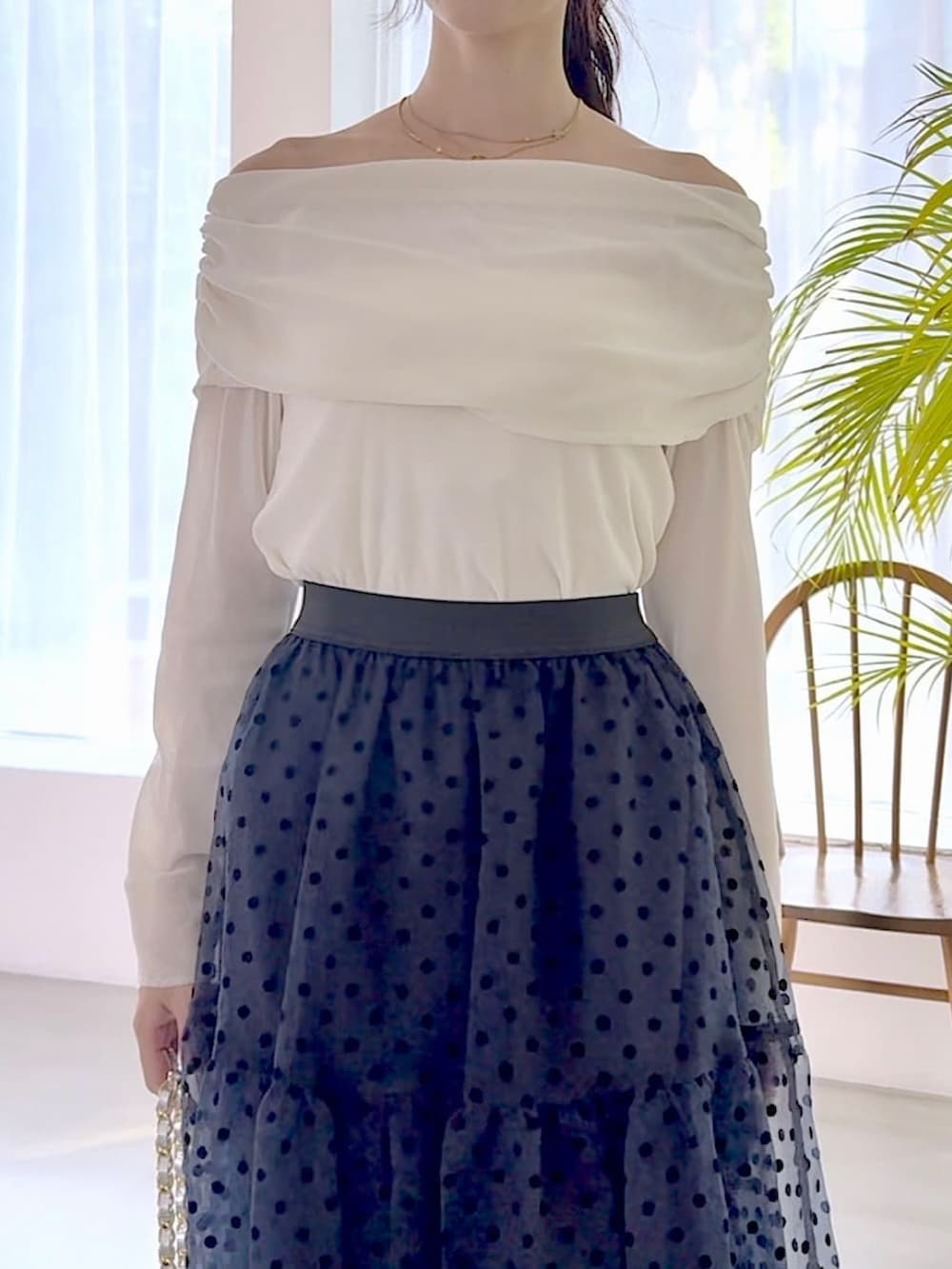 ホワイト系のTシャツ/カットソー、ブルー系のスカート、シルバー系のショルダーバッグを着用したレディースの秋コーディネートの4枚目の写真