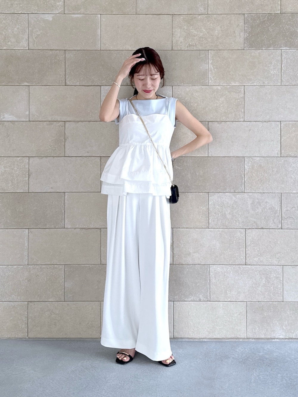 ホワイト系のスラックス、ホワイト系のシャツ/ブラウス、ブルー系のタンクトップを着用したレディースの夏コーディネートの5枚目の写真