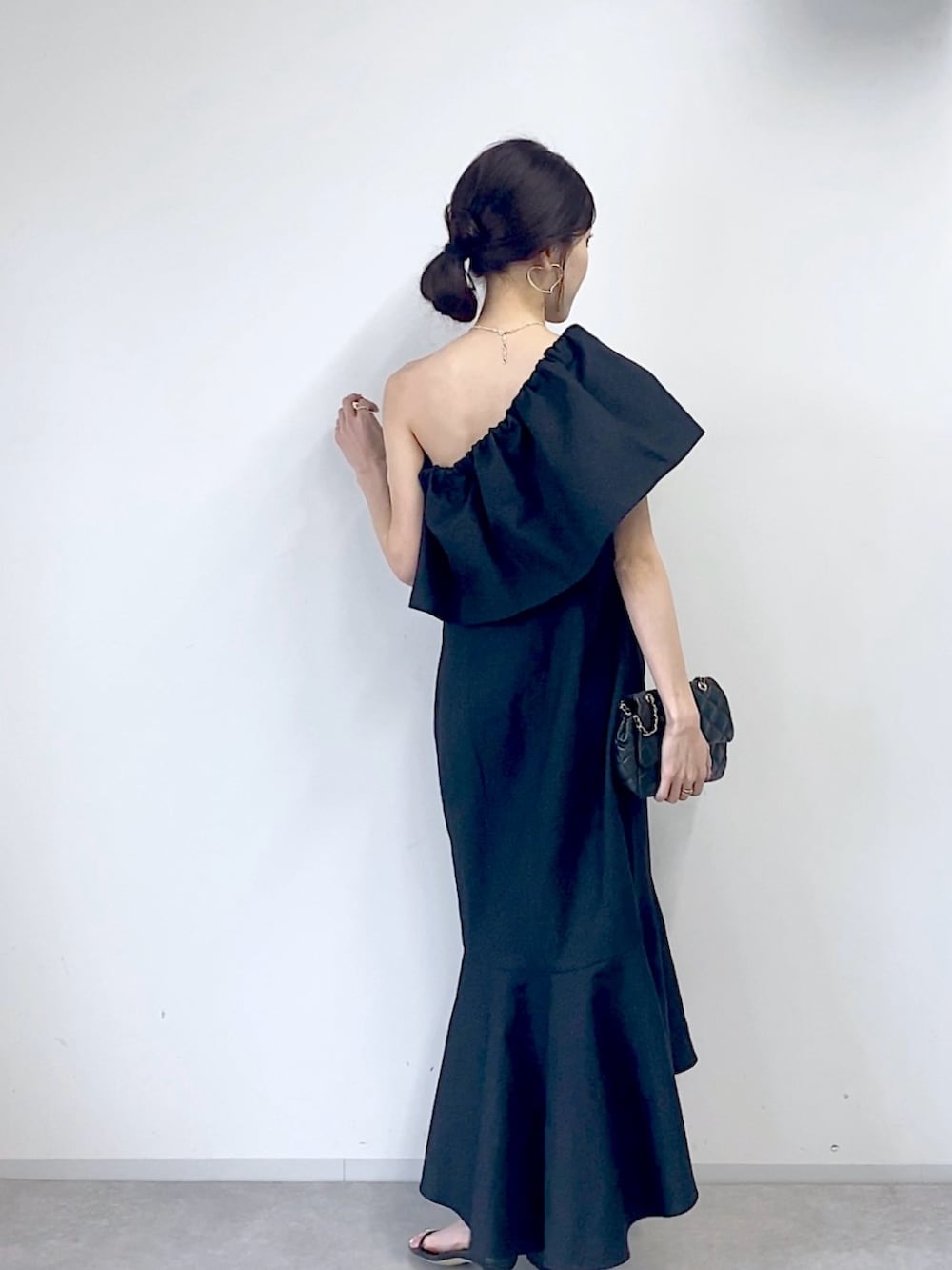 ブルー系のワンピース、ブラック系のショルダーバッグを着用したレディースの春コーディネートの3枚目の写真