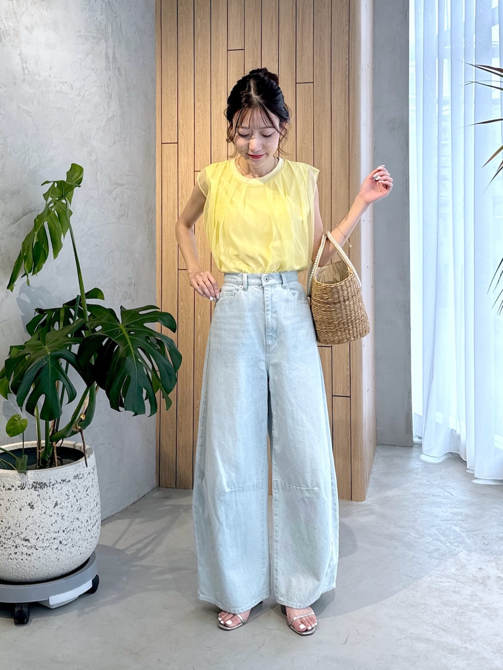 「イエローコーデ、イエロー、黄色、デニムコーデ、デニム、デニムパンツ、ワイドデニム、デニムワイドパンツ、かごバッグ、骨格ウェーブ、デートコーデ、デート、デートスタイル（WOMEN）、デート服」｜「La boutique BonBonの【ご好評につき復刻】パールハンドルバスケットL（かごバッグ、ベージュ系）」を使った、miki：）さん（レディース・158cm）の春コーディネートの5枚目の写真