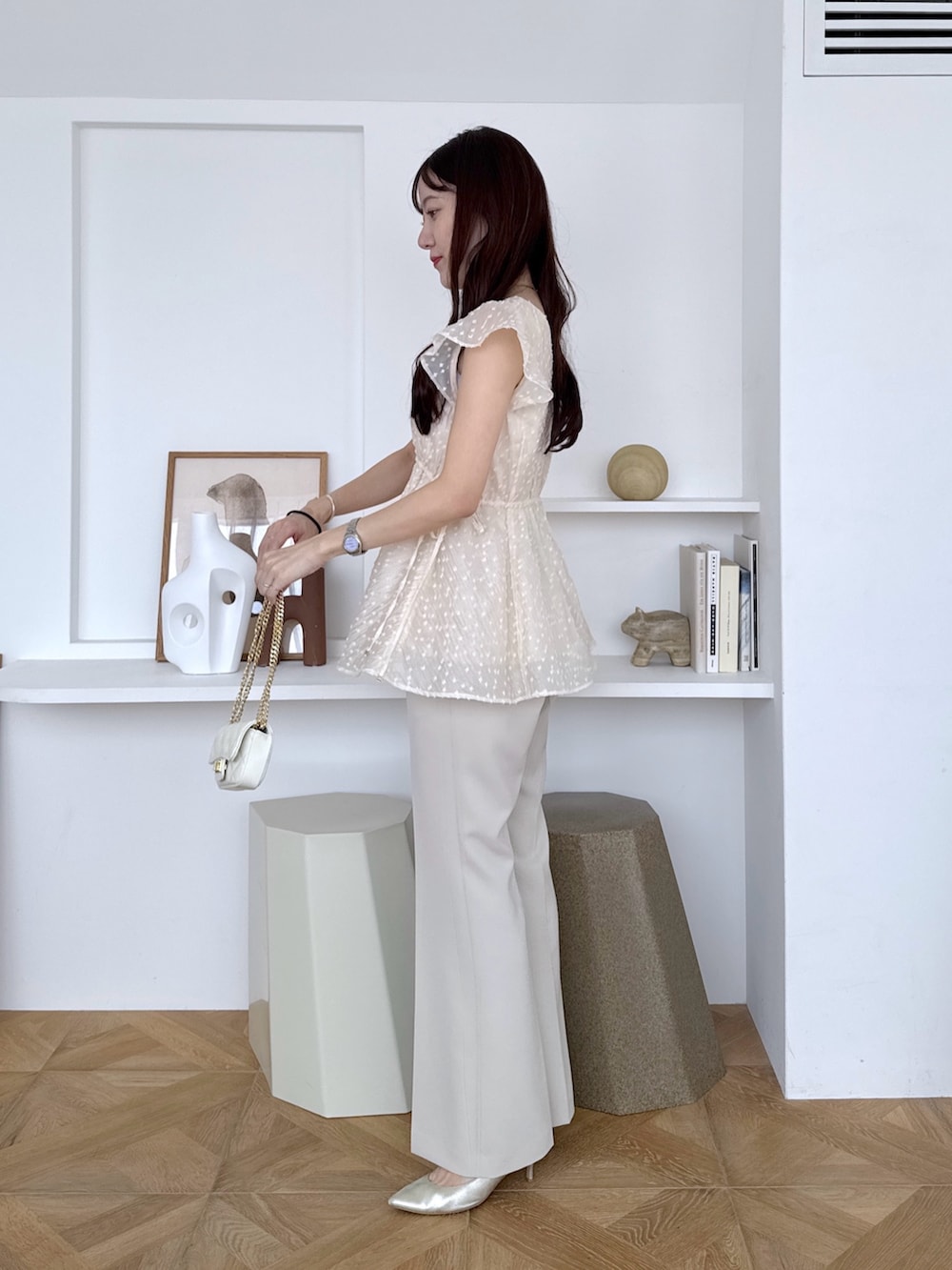 ピンク系のシャツ/ブラウス、ベージュ系のその他パンツを着用したレディースの夏コーディネートの3枚目の写真