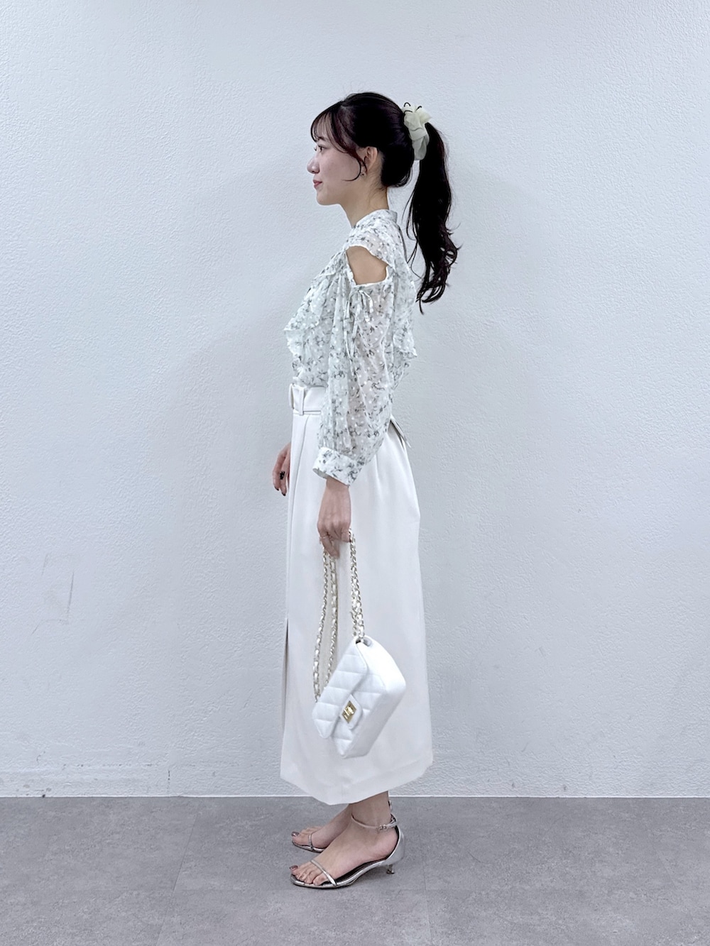 ホワイト系のシャツ/ブラウス、ホワイト系のスカートを着用したレディースの春コーディネートの2枚目の写真