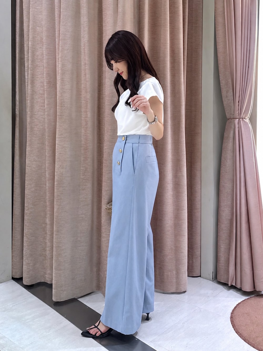 ホワイト系のシャツ/ブラウス、ブルー系のその他パンツ、ベージュ系のかごバッグを着用したレディースの夏コーディネートの3枚目の写真