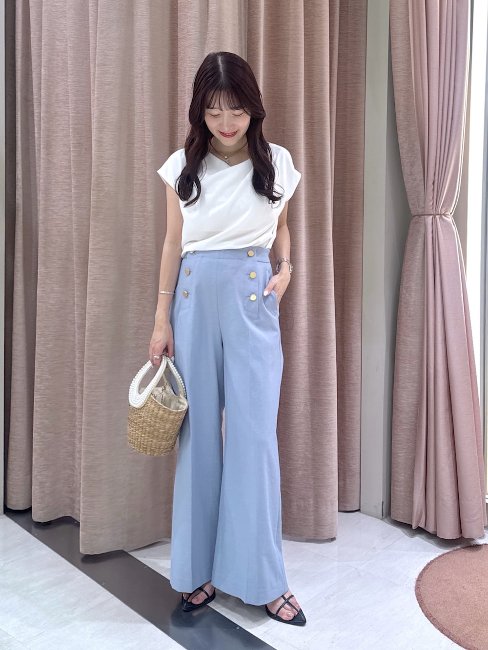 ホワイト系のシャツ/ブラウス、ブルー系のその他パンツ、ベージュ系のかごバッグを着用したレディースの夏コーディネートの2枚目の写真