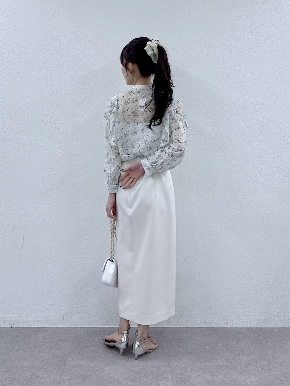 ホワイト系のシャツ/ブラウス、ホワイト系のスカートを着用したレディースの春コーディネートの3枚目の写真