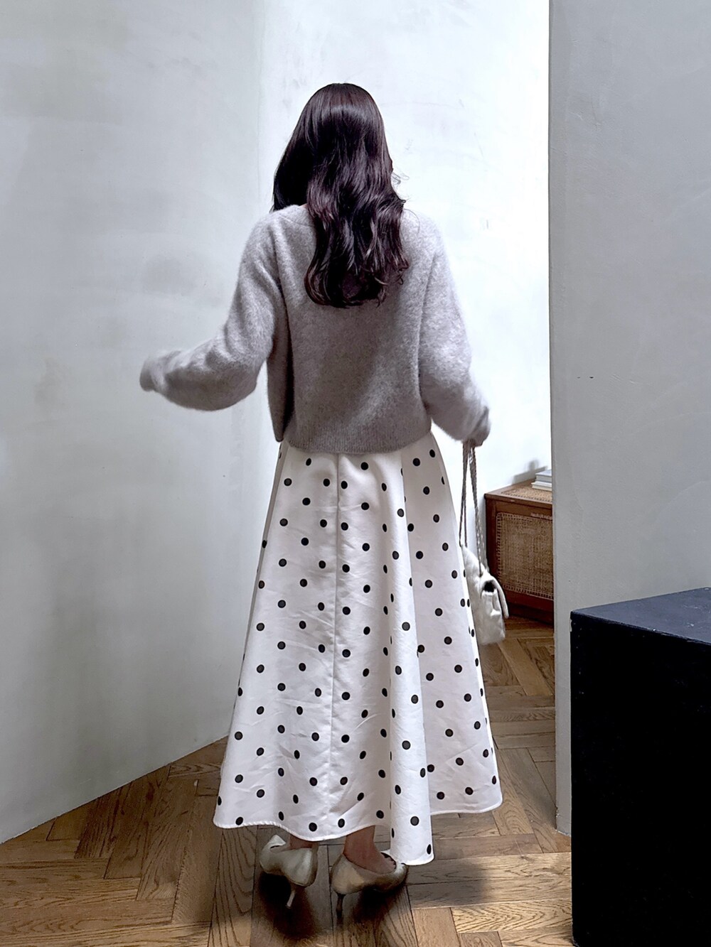 ブラウン系のカーディガン/ボレロ、ベージュ系のスカートを着用したレディースの秋コーディネートの4枚目の写真