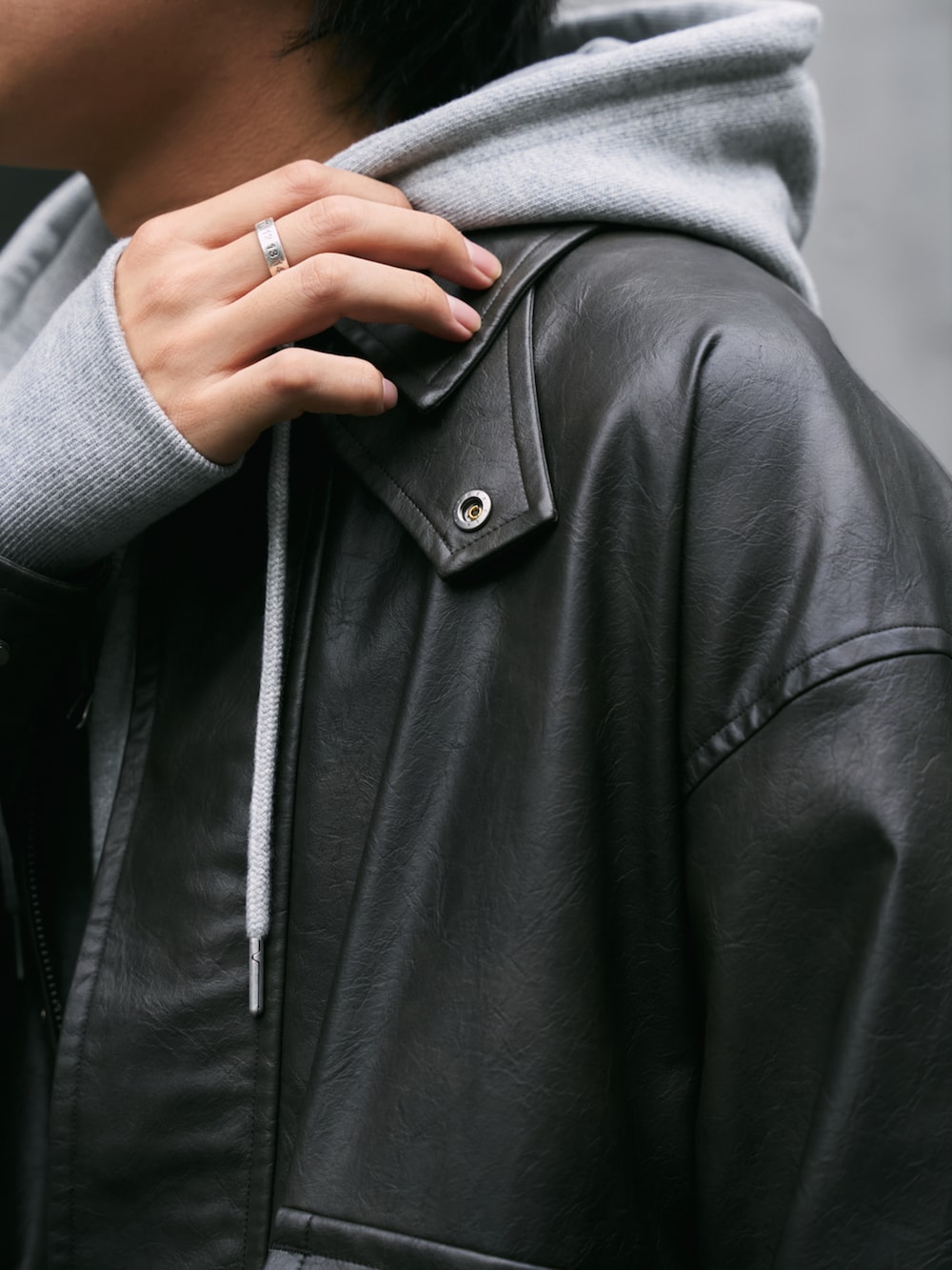 ブラウン系のブルゾン、グレー系のパーカー、その他のスラックスを着用したメンズの秋コーディネートの2枚目の写真