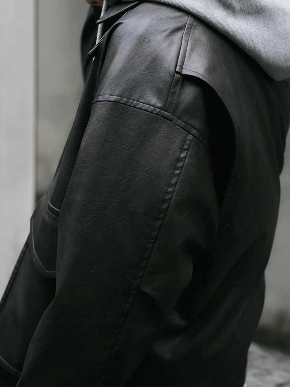 ブラウン系のブルゾン、グレー系のパーカー、その他のスラックスを着用したメンズの秋コーディネートの3枚目の写真