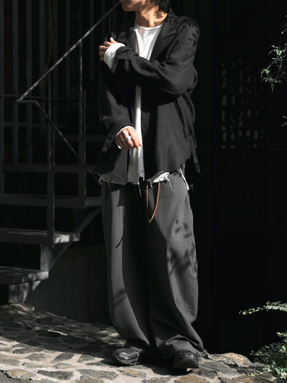 ブラック系のスニーカー、その他のスラックス、ブラック系のシャツ/ブラウスを着用したメンズの秋コーディネートの2枚目の写真