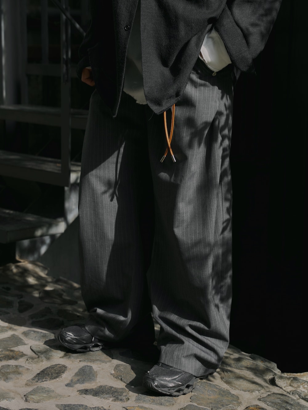 ブラック系のスニーカー、その他のスラックス、ブラック系のシャツ/ブラウスを着用したメンズの秋コーディネートの4枚目の写真