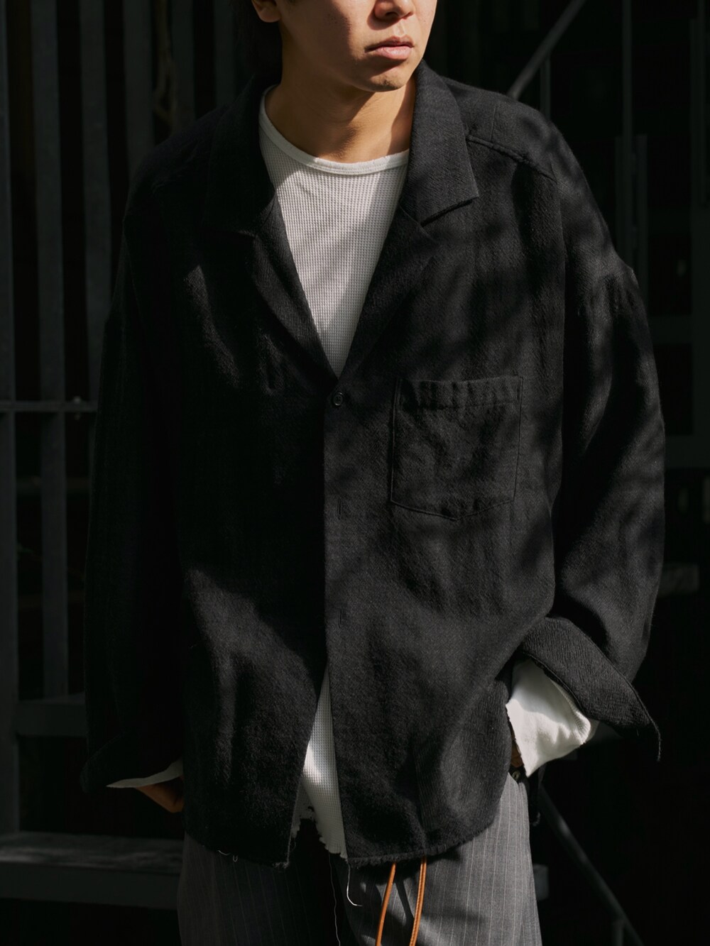 ブラック系のスニーカー、その他のスラックス、ブラック系のシャツ/ブラウスを着用したメンズの秋コーディネートの3枚目の写真