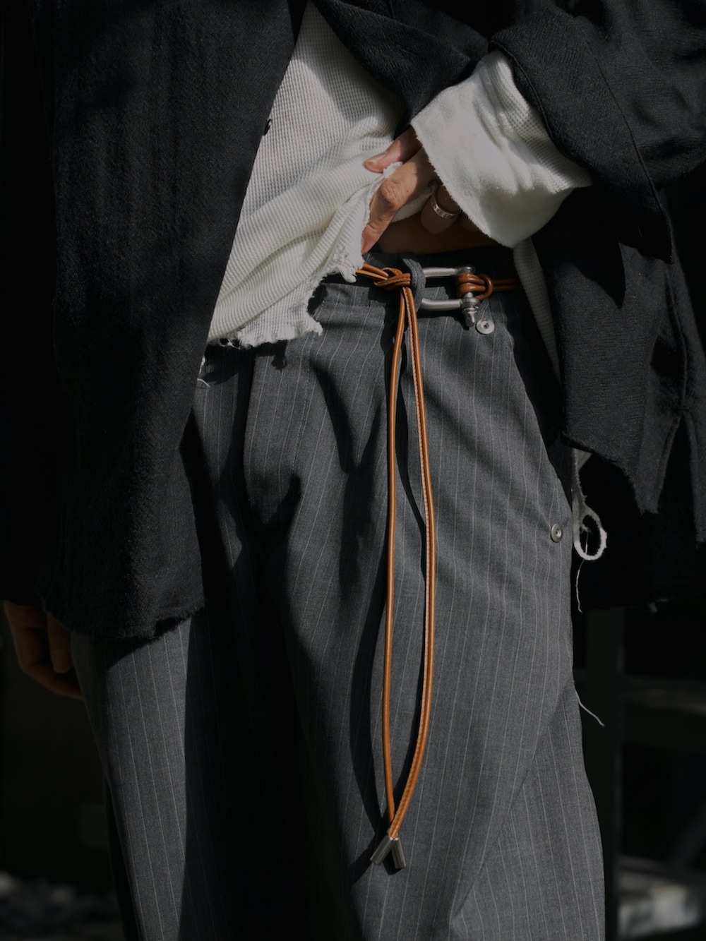 ブラック系のスニーカー、その他のスラックス、ブラック系のシャツ/ブラウスを着用したメンズの秋コーディネートの5枚目の写真