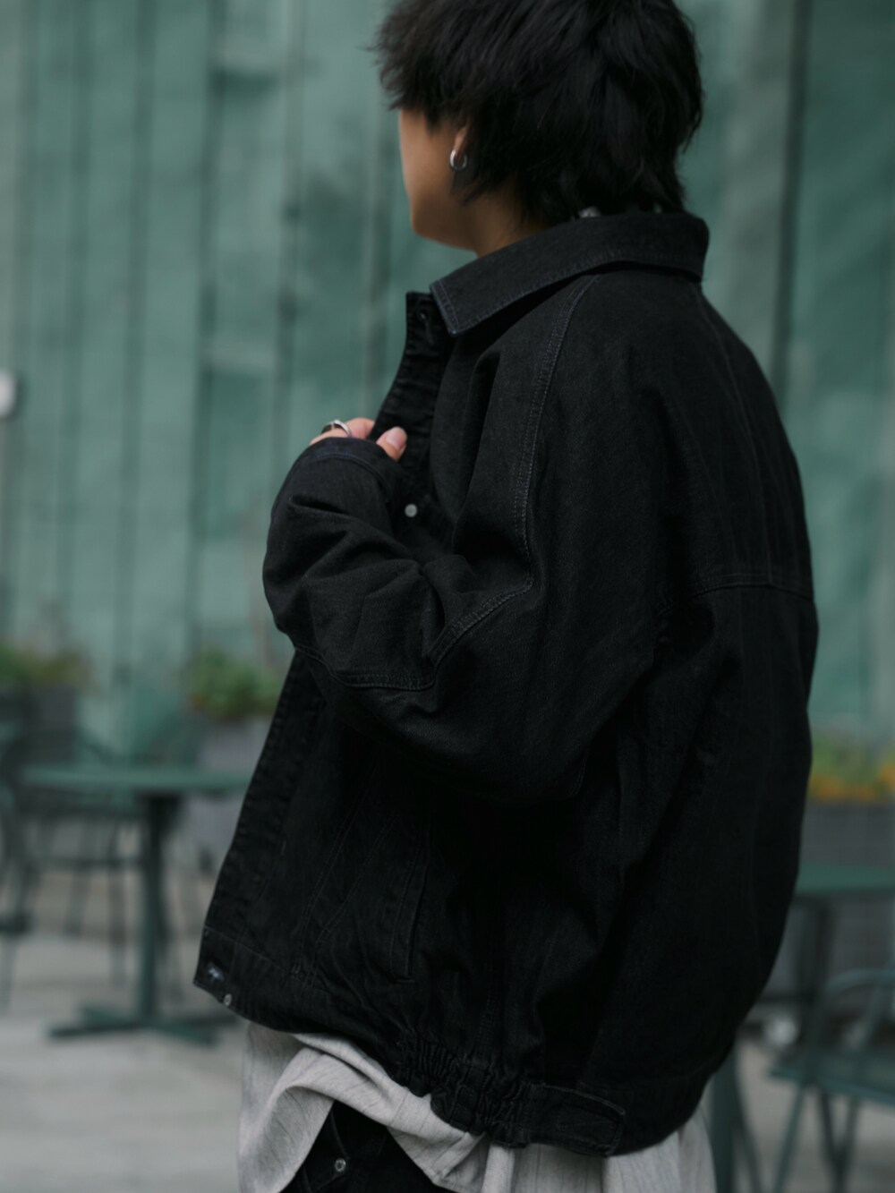 ブラック系のブルゾン、ブラック系のデニムパンツ、グレー系のシャツ/ブラウスを着用したメンズの秋コーディネートの2枚目の写真