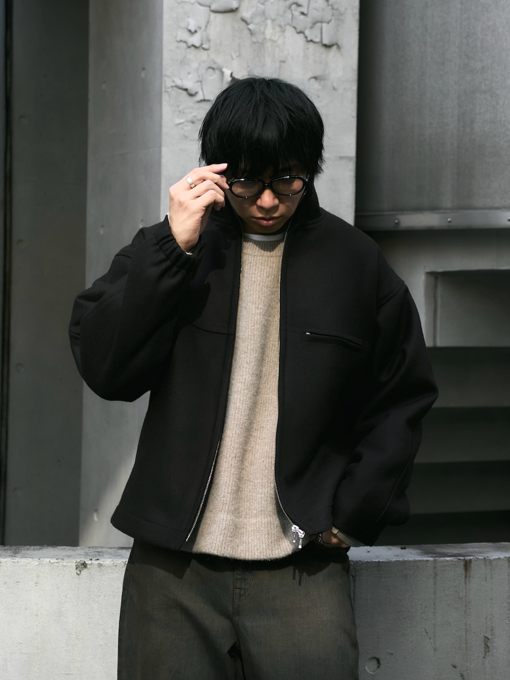 ブラウン系のブルゾン、ブルー系のデニムパンツ、ブラック系のその他シューズを着用したメンズの冬コーディネートの2枚目の写真