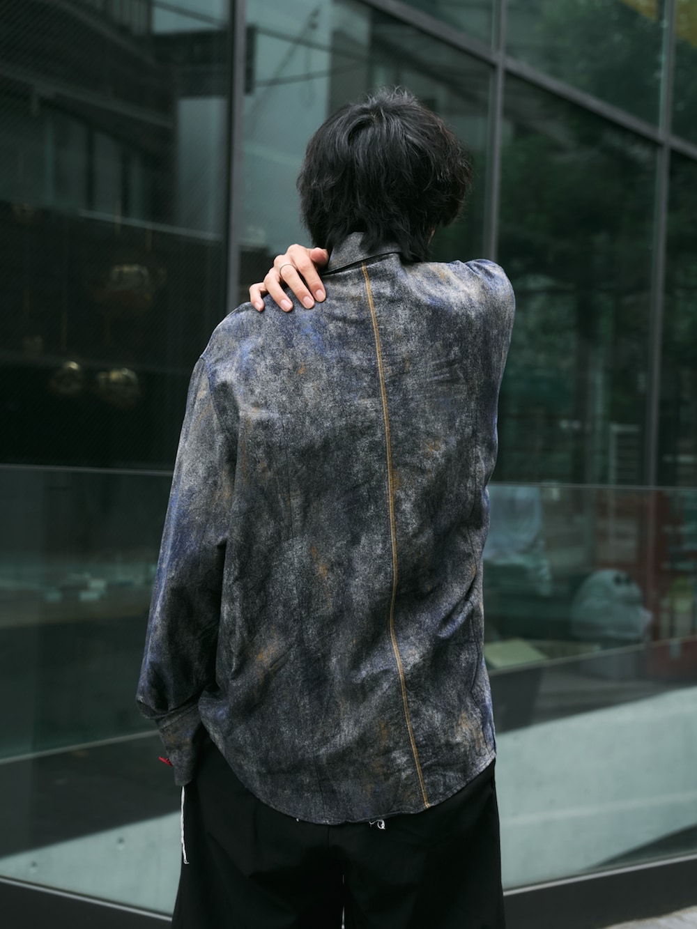 ブルー系のシャツ/ブラウス、ホワイト系のニット/セーター、ブラック系のスラックスを着用したメンズの秋コーディネートの2枚目の写真
