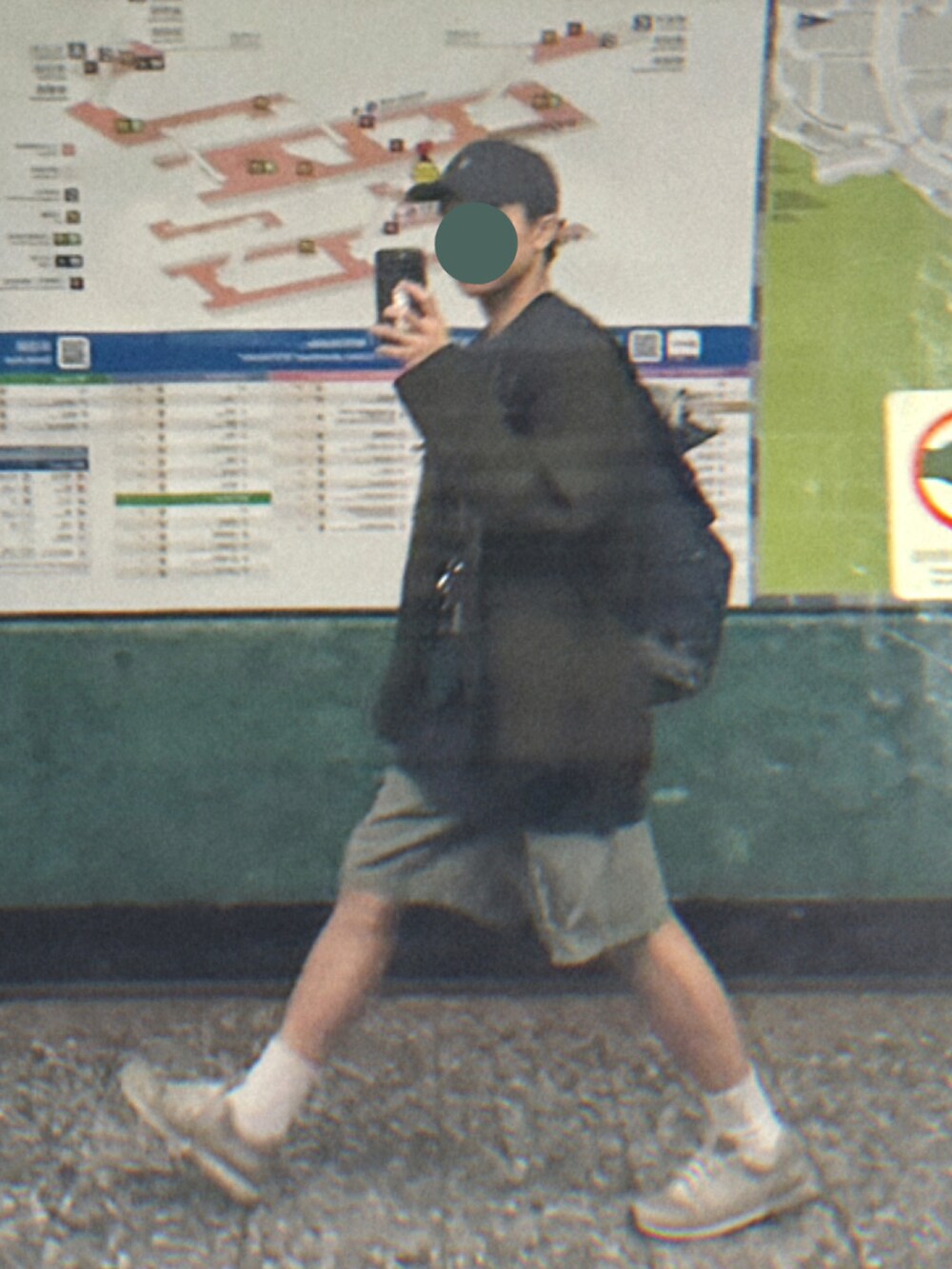 グレー系のスニーカー、ブルー系のキャップを着用したメンズの春コーディネートの2枚目の写真