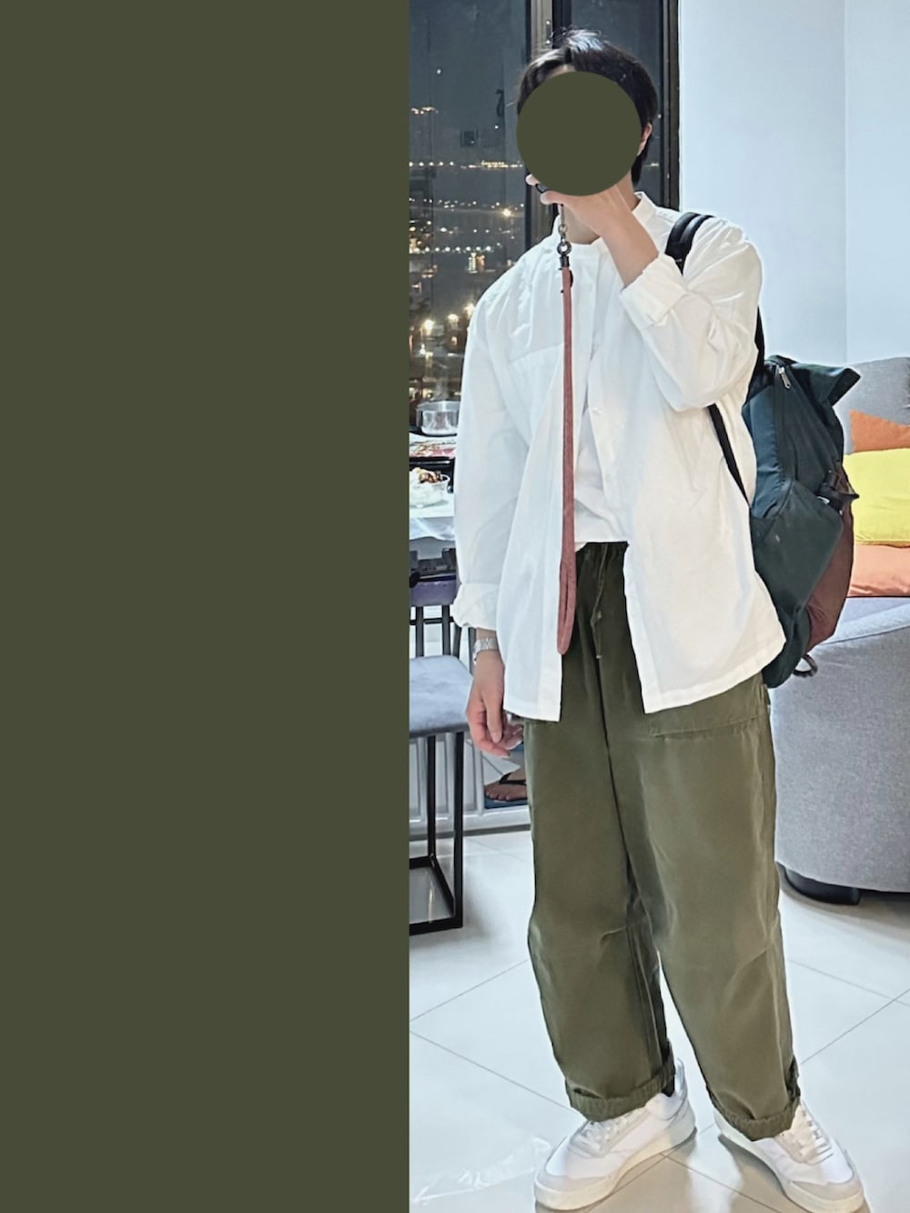 ベージュ系のスニーカー、ホワイト系のシャツ/ブラウス、レッド系のショルダーバッグを着用したメンズの春コーディネートの2枚目の写真