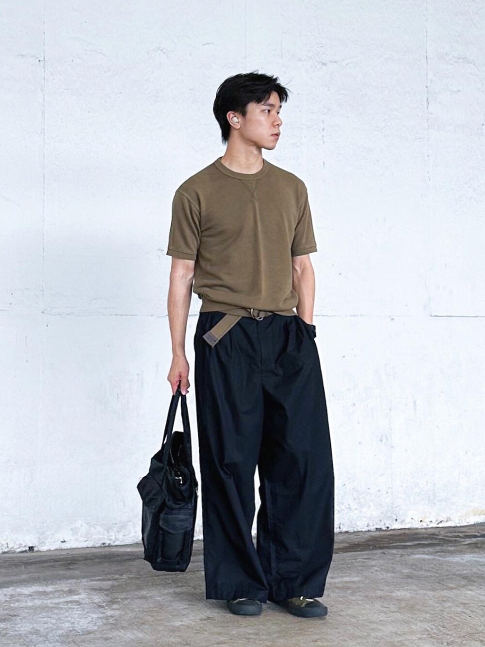 ブラック系のチノパンツ、ブラック系のショルダーバッグを着用したメンズの夏コーディネートの3枚目の写真