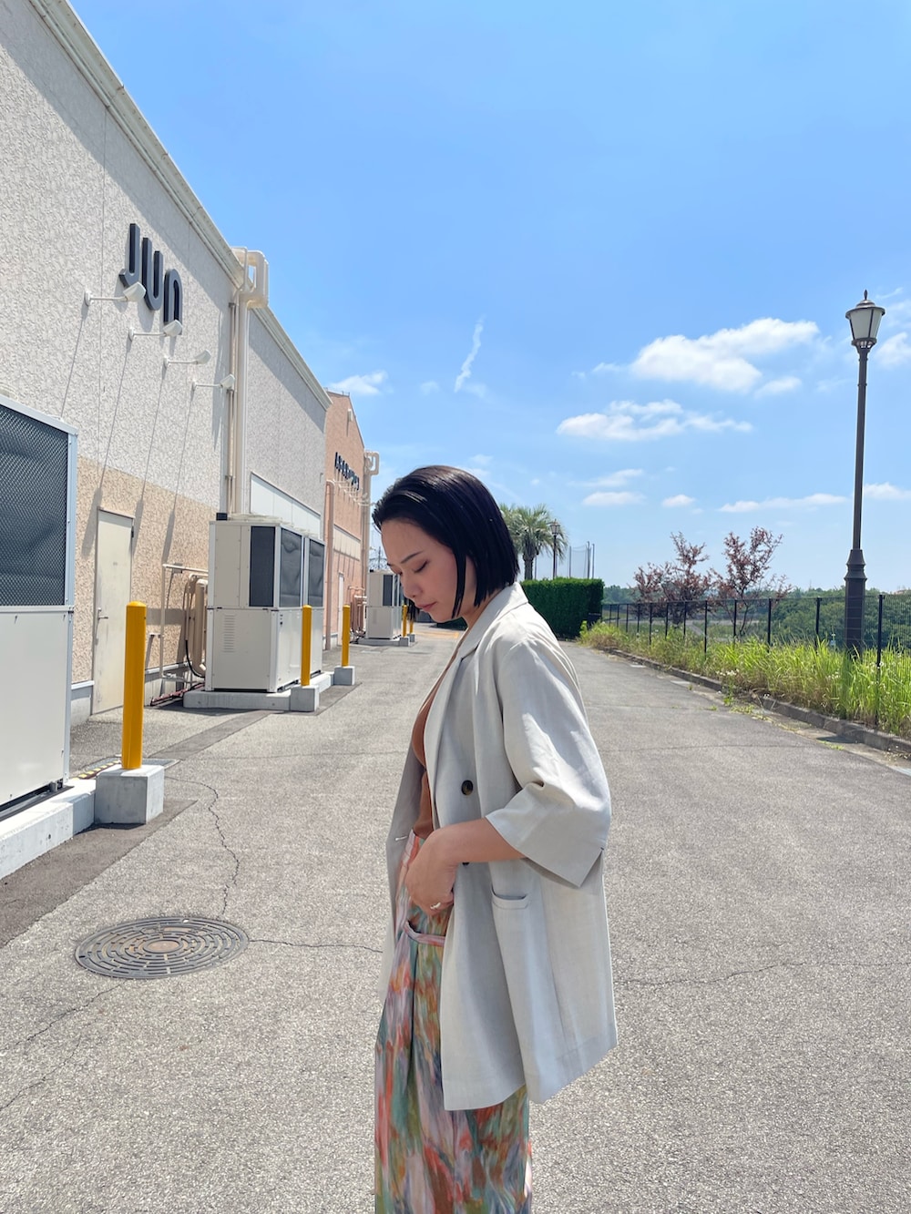 「夏ルックで気分アップ、休日スタイル、カラーコーデ、シンプルコーデ、きれいめカジュアル、夏コーデ、ノースリーブ、サンダル、夏ファッション、ママコーデ、ジャケット、タックパンツ、NOMINE」｜「NOMINEの水彩アート ニュアンス柄 タックパンツ（その他パンツ、オレンジ系）」を使った、RUKAさん（骨格ストレート・レディース・160cm）の夏コーディネートの5枚目の写真