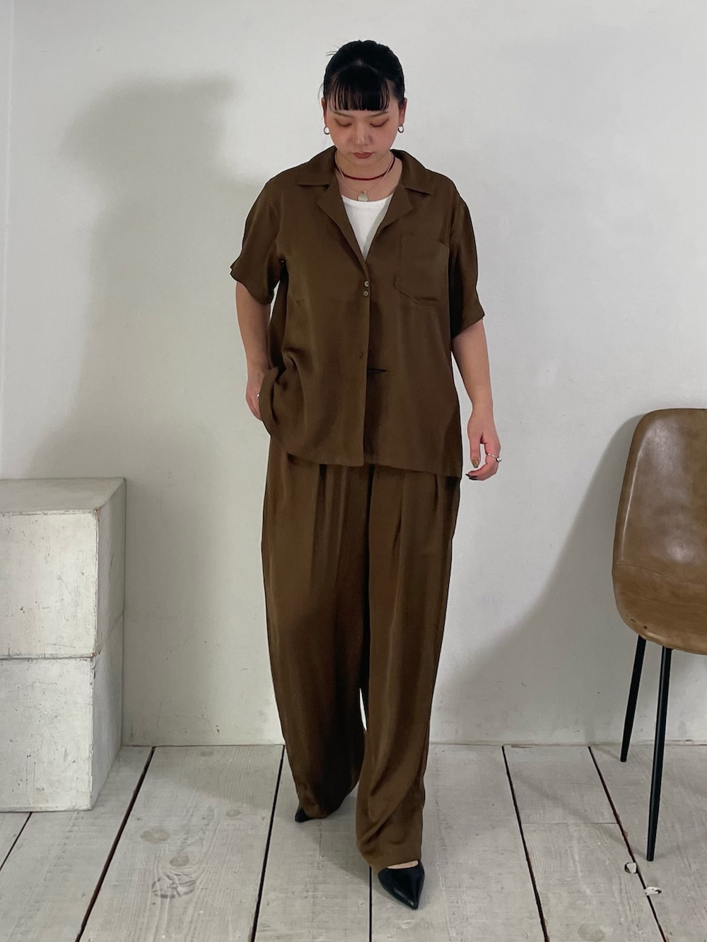 ブラウン系のシャツ/ブラウス、ブラウン系のその他パンツを着用したレディースの春コーディネートの2枚目の写真