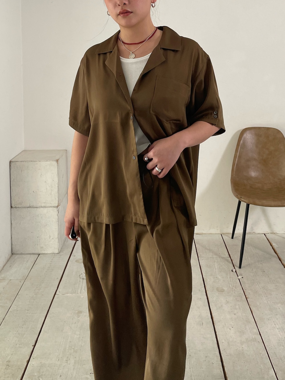 ブラウン系のシャツ/ブラウス、ブラウン系のその他パンツを着用したレディースの春コーディネートの4枚目の写真