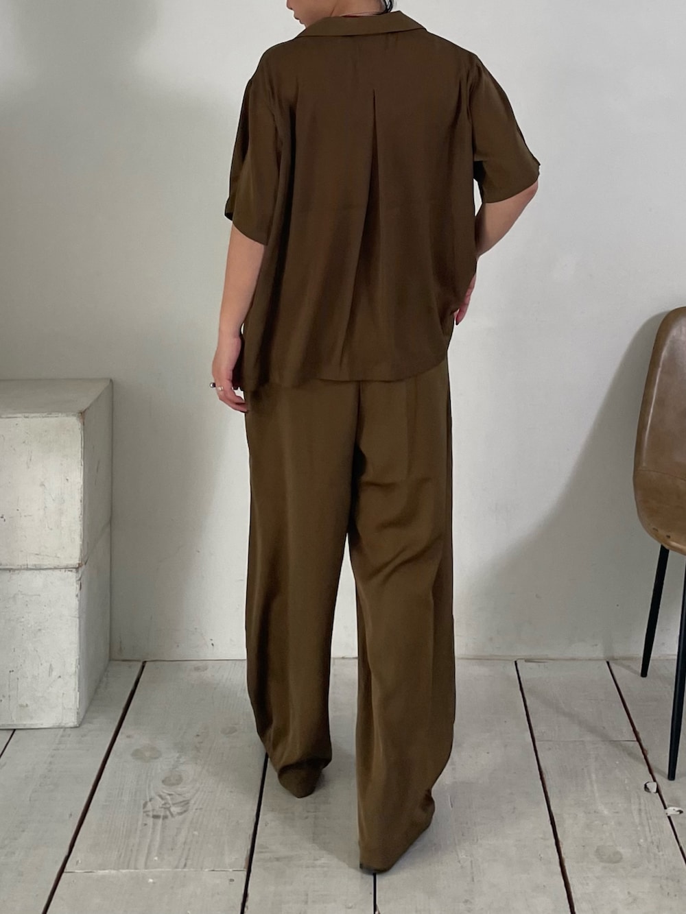 ブラウン系のシャツ/ブラウス、ブラウン系のその他パンツを着用したレディースの春コーディネートの3枚目の写真