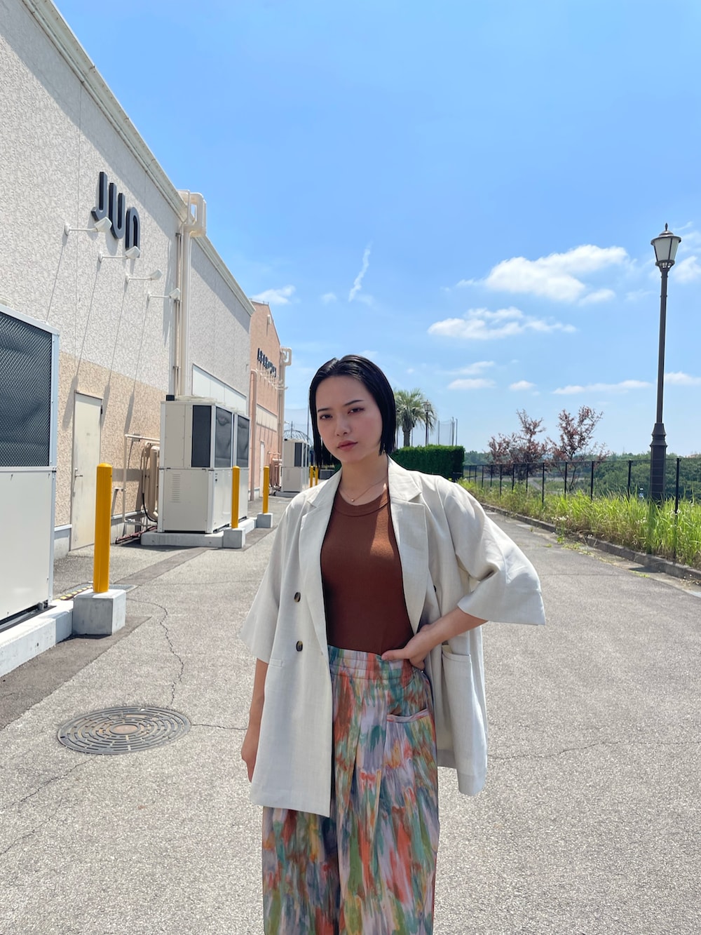 「夏ルックで気分アップ、休日スタイル、カラーコーデ、シンプルコーデ、きれいめカジュアル、夏コーデ、ノースリーブ、サンダル、夏ファッション、ママコーデ、ジャケット、タックパンツ、NOMINE」｜「NOMINEの水彩アート ニュアンス柄 タックパンツ（その他パンツ、オレンジ系）」を使った、RUKAさん（骨格ストレート・レディース・160cm）の夏コーディネートの4枚目の写真