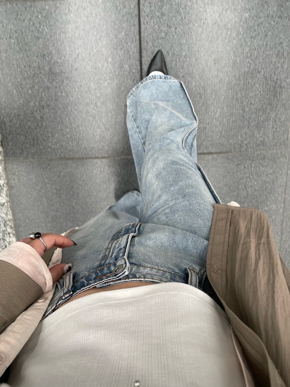 ブラウン系のシャツ/ブラウス、ブルー系のデニムパンツを着用したレディースの春コーディネートの4枚目の写真