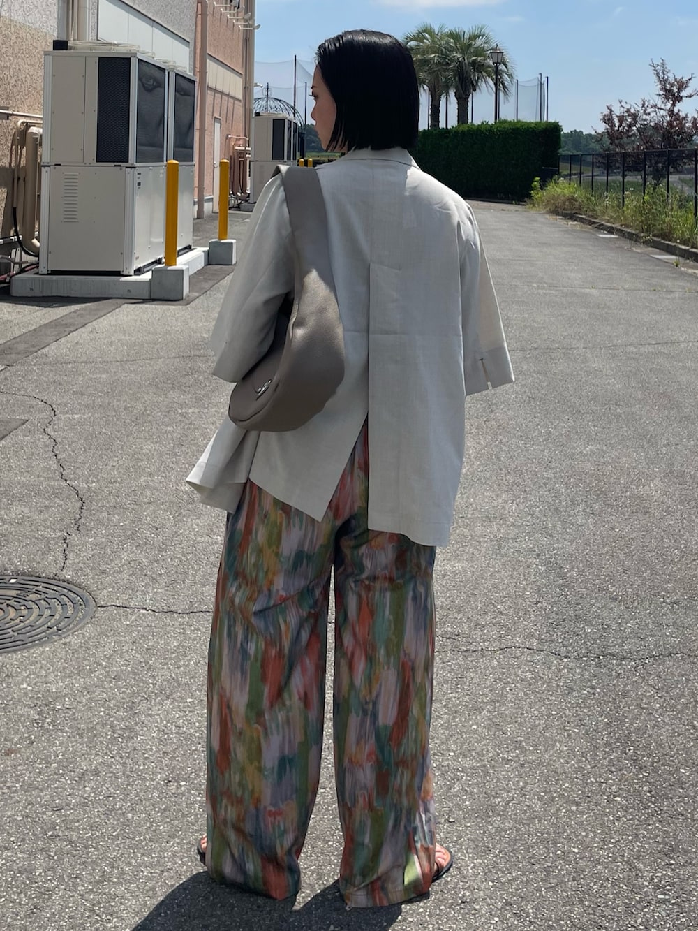 「夏ルックで気分アップ、休日スタイル、カラーコーデ、シンプルコーデ、きれいめカジュアル、夏コーデ、ノースリーブ、サンダル、夏ファッション、ママコーデ、ジャケット、タックパンツ、NOMINE」｜「NOMINEの水彩アート ニュアンス柄 タックパンツ（その他パンツ、オレンジ系）」を使った、RUKAさん（骨格ストレート・レディース・160cm）の夏コーディネートの3枚目の写真