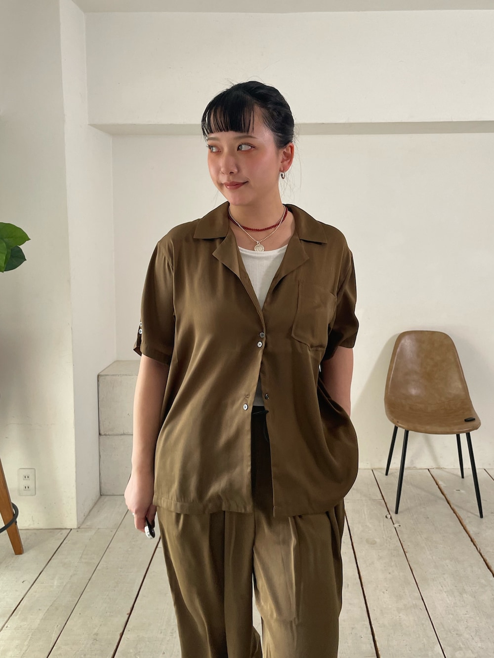 ブラウン系のシャツ/ブラウス、ブラウン系のその他パンツを着用したレディースの春コーディネートの5枚目の写真