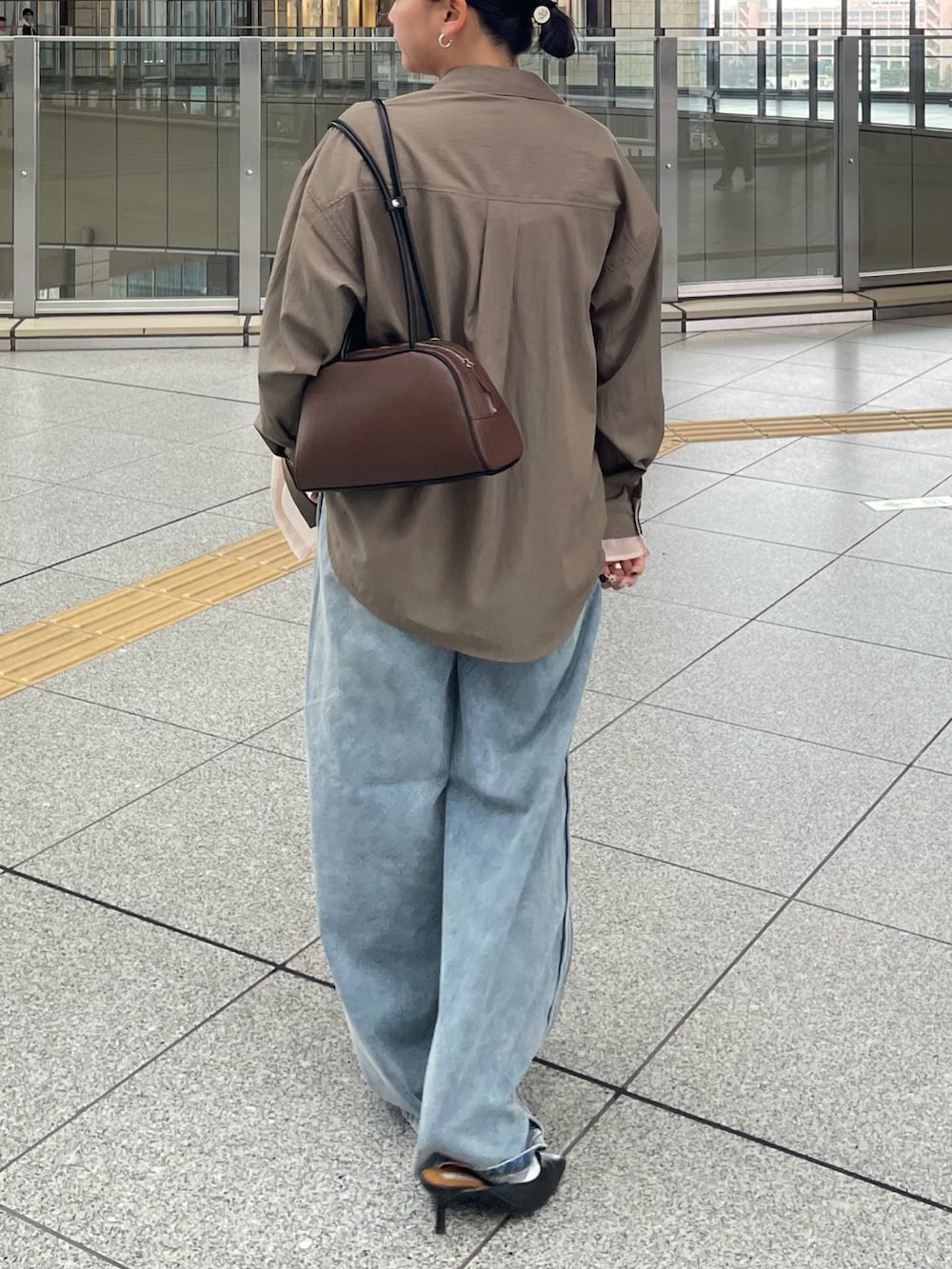 ブラウン系のシャツ/ブラウス、ブルー系のデニムパンツを着用したレディースの春コーディネートの3枚目の写真