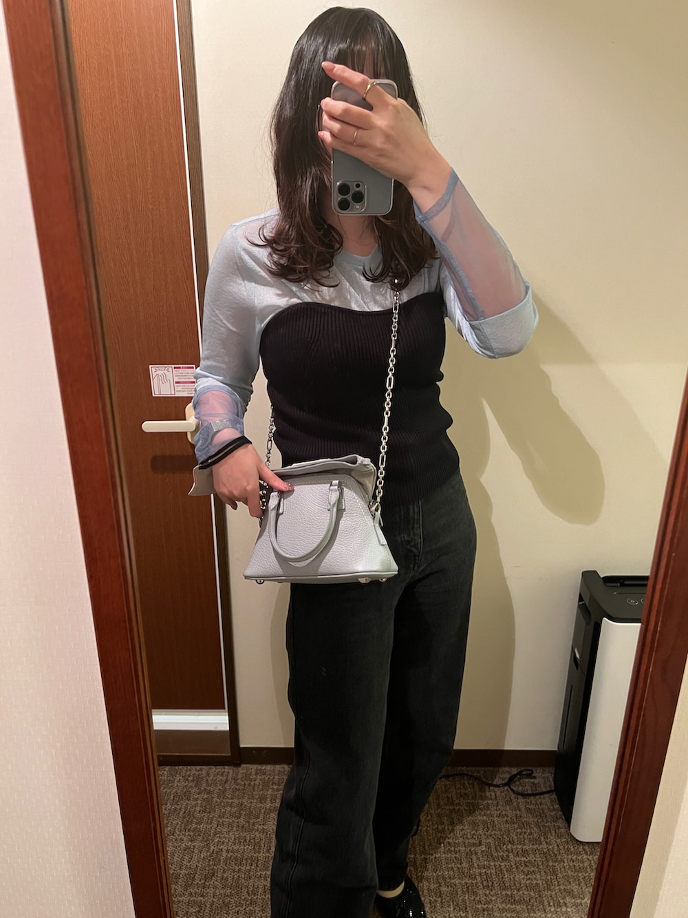 ブルー系のバッグ、ゴールド系のリング、シルバー系のアナログ腕時計を着用したレディースの春コーディネートの2枚目の写真