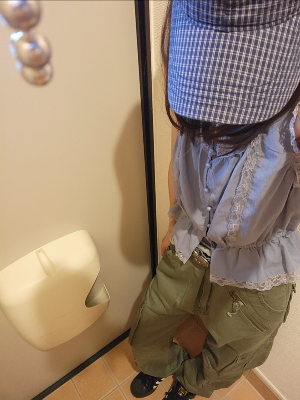 ブルー系のその他トップス、グリーン系のカーゴパンツ、ブラック系のスニーカーを着用したレディースの秋コーディネートの2枚目の写真