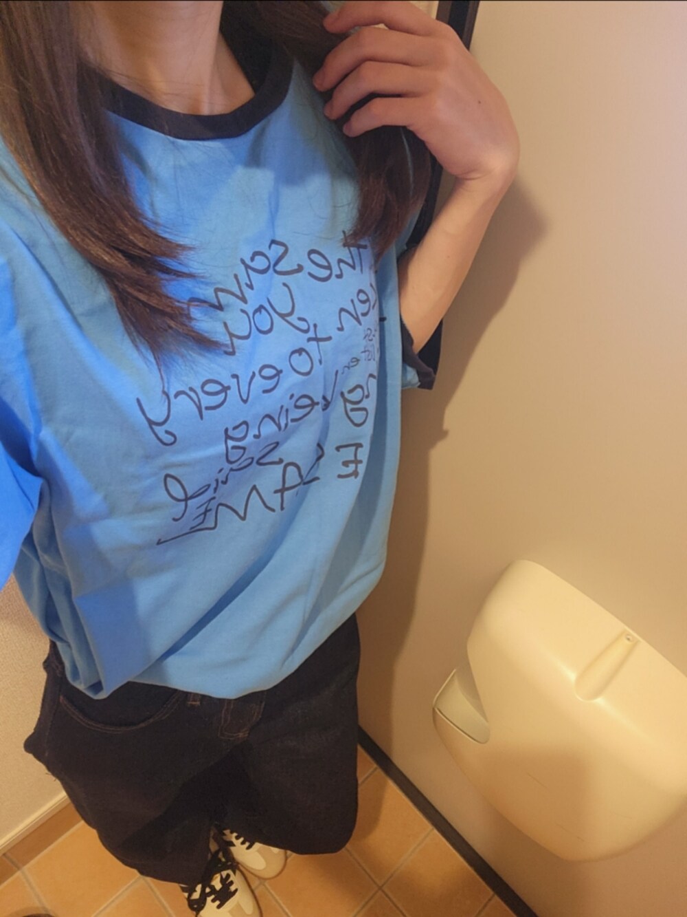 ブルー系のTシャツ/カットソー、ブルー系のデニムパンツ、ベージュ系のスニーカーを着用したレディースの夏コーディネートの2枚目の写真