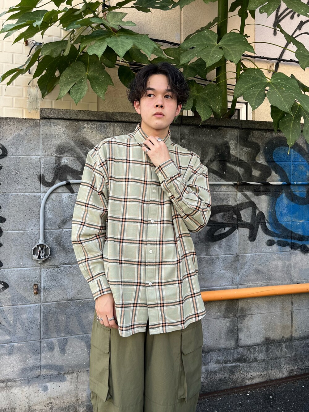 グリーン系のシャツ/ブラウス、グリーン系のカーゴパンツを着用したメンズの秋コーディネートの3枚目の写真