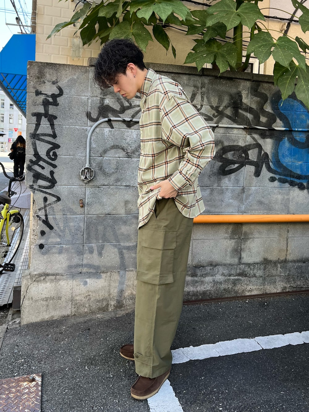 グリーン系のシャツ/ブラウス、グリーン系のカーゴパンツを着用したメンズの秋コーディネートの2枚目の写真