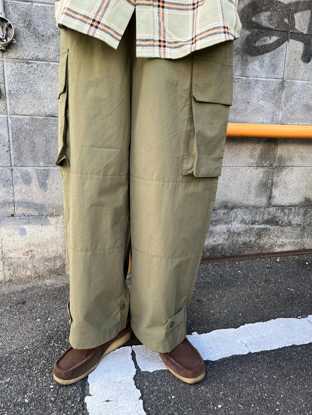 グリーン系のシャツ/ブラウス、グリーン系のカーゴパンツを着用したメンズの秋コーディネートの5枚目の写真