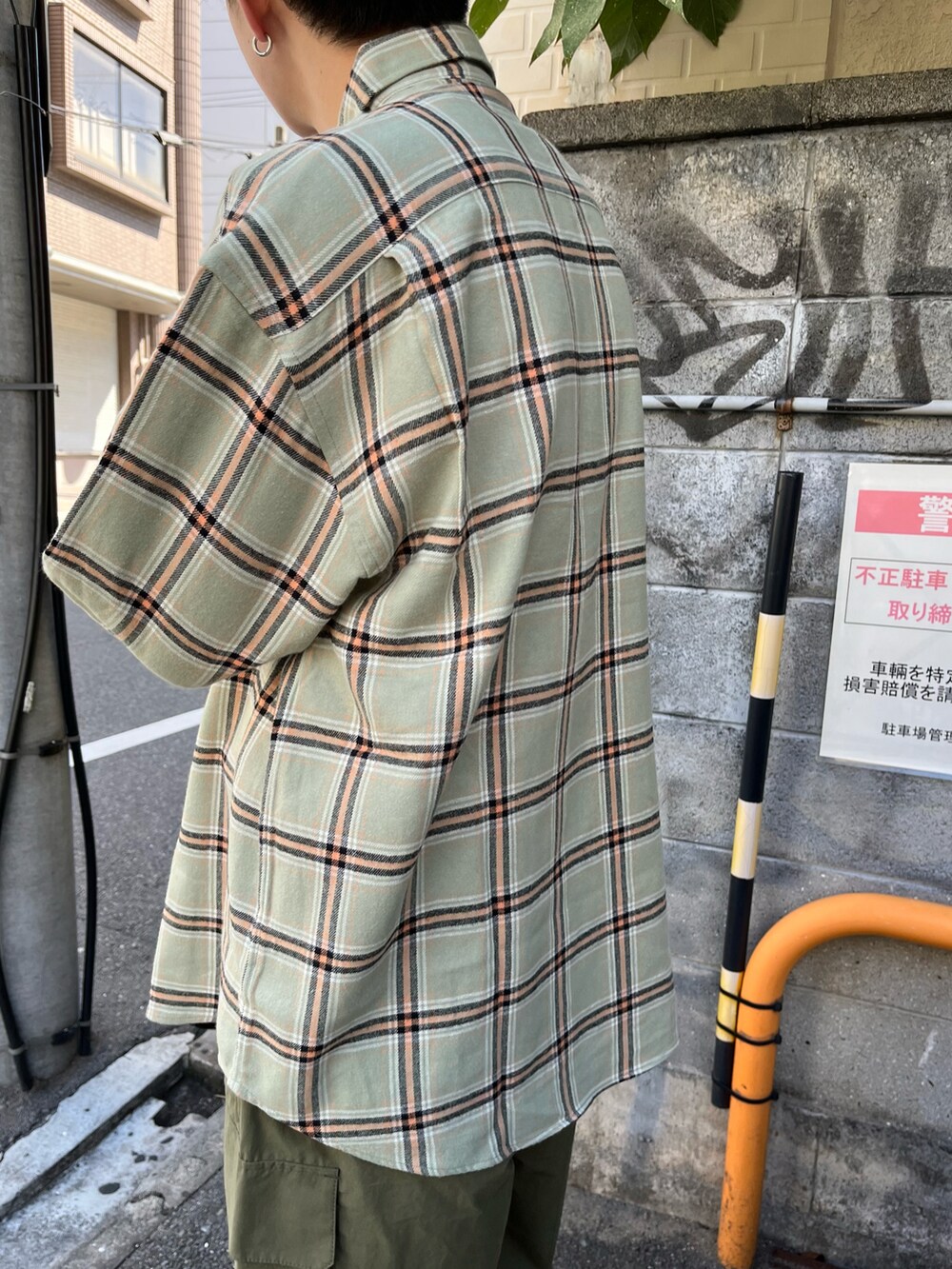 グリーン系のシャツ/ブラウス、グリーン系のカーゴパンツを着用したメンズの秋コーディネートの4枚目の写真