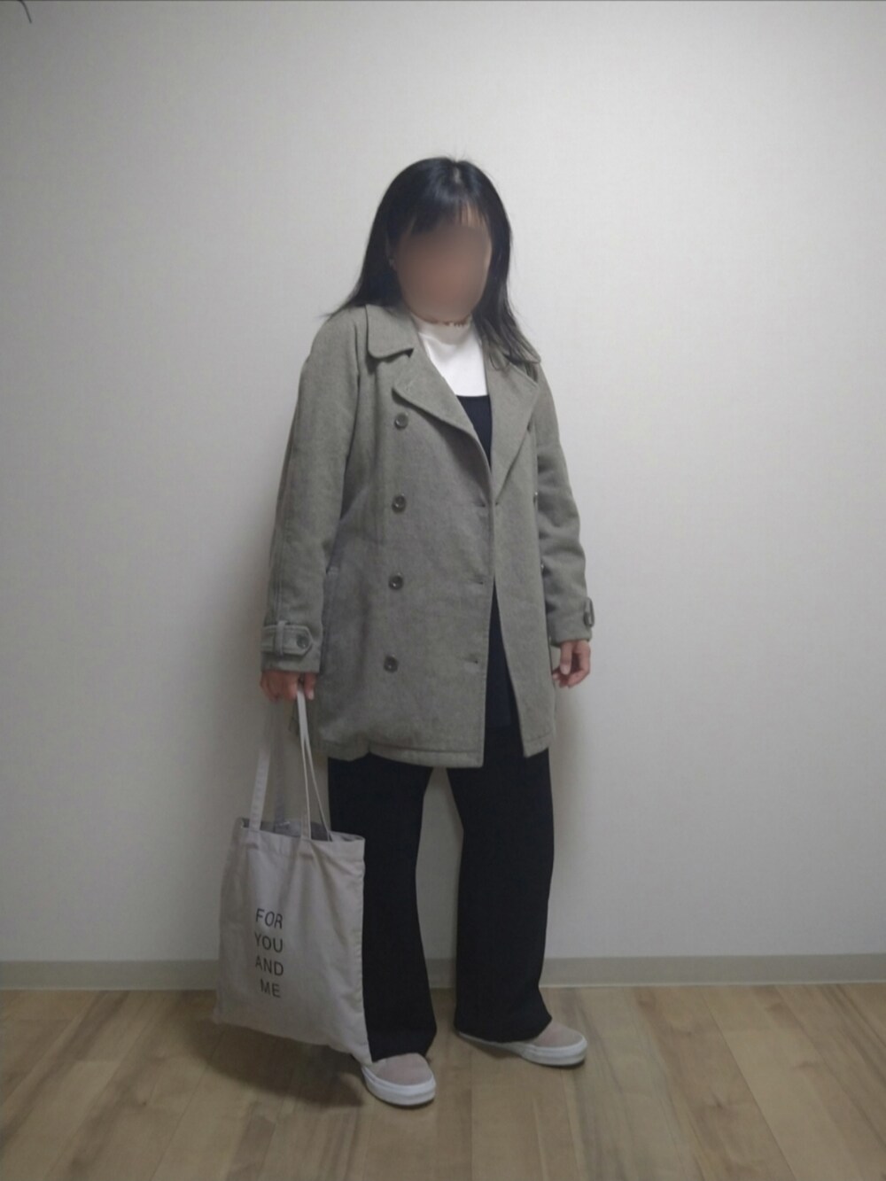 「休日スタイル、プチプラ、レイヤードスタイル、ピーコート、キャミソール、ぺプラムトップス、カットソー、メロウ、Honeys、ジャージーパンツ、ストレートパンツ、UNIQLO、トートバッグ、スニーカー、VANS」｜「DGRACEのピーコート（ピーコート、グレー系）」を使った、mochaさん（レディース・155cm）の冬コーディネートの2枚目の写真