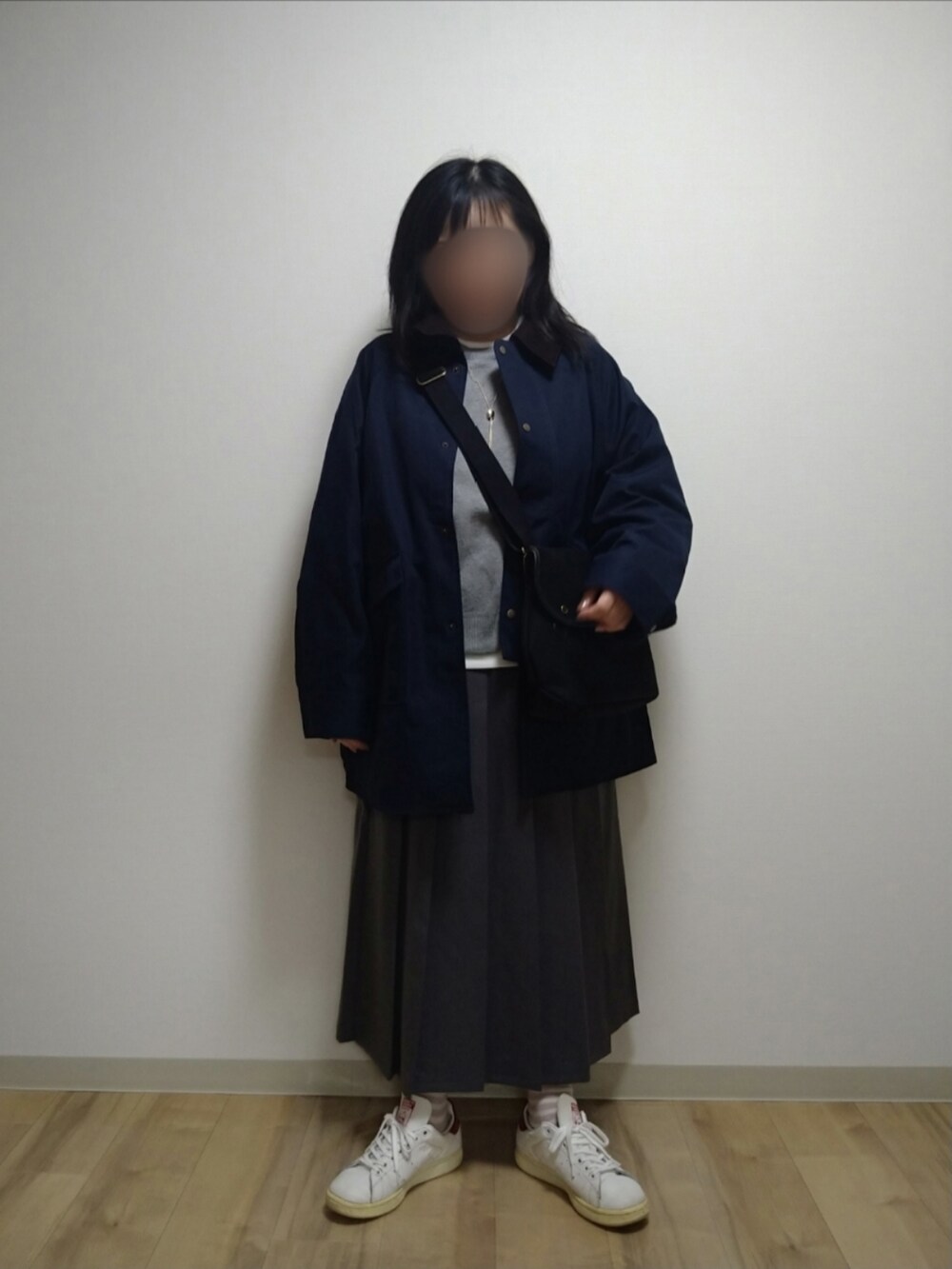「春のNewスタイル、休日スタイル、シンプルコーデ、ハンティングジャケット、ニット、リブT、プリーツスカート、ネックレス、GU、ショルダーバッグ、BRADY、ボーダーソックス、スニーカー、adidas、スタンスミス」｜「BONLECILLのラグランスリーブ 襟コーデュロイ オーバーハンティングジャケット（その他アウター、ブルー系）」を使った、mochaさん（レディース・155cm）の春コーディネートの2枚目の写真
