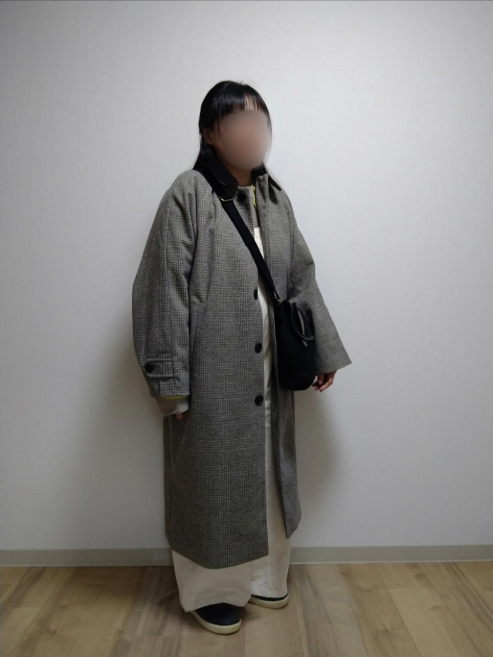 「休日スタイル、春コーデ、プチプラ、オーバーオール、グレンチェック、サロペット、しまむら、ステンカラーコート、カーディガン、ワッフルクルーネックＴ、ロンT、ショルダーバッグ、BRADY、スニーカー、スリッポン」｜「niko and...のウーリーテックステンロングコート（ステンカラーコート、グレー系）」を使った、mochaさん（レディース・155cm）の春コーディネートの2枚目の写真