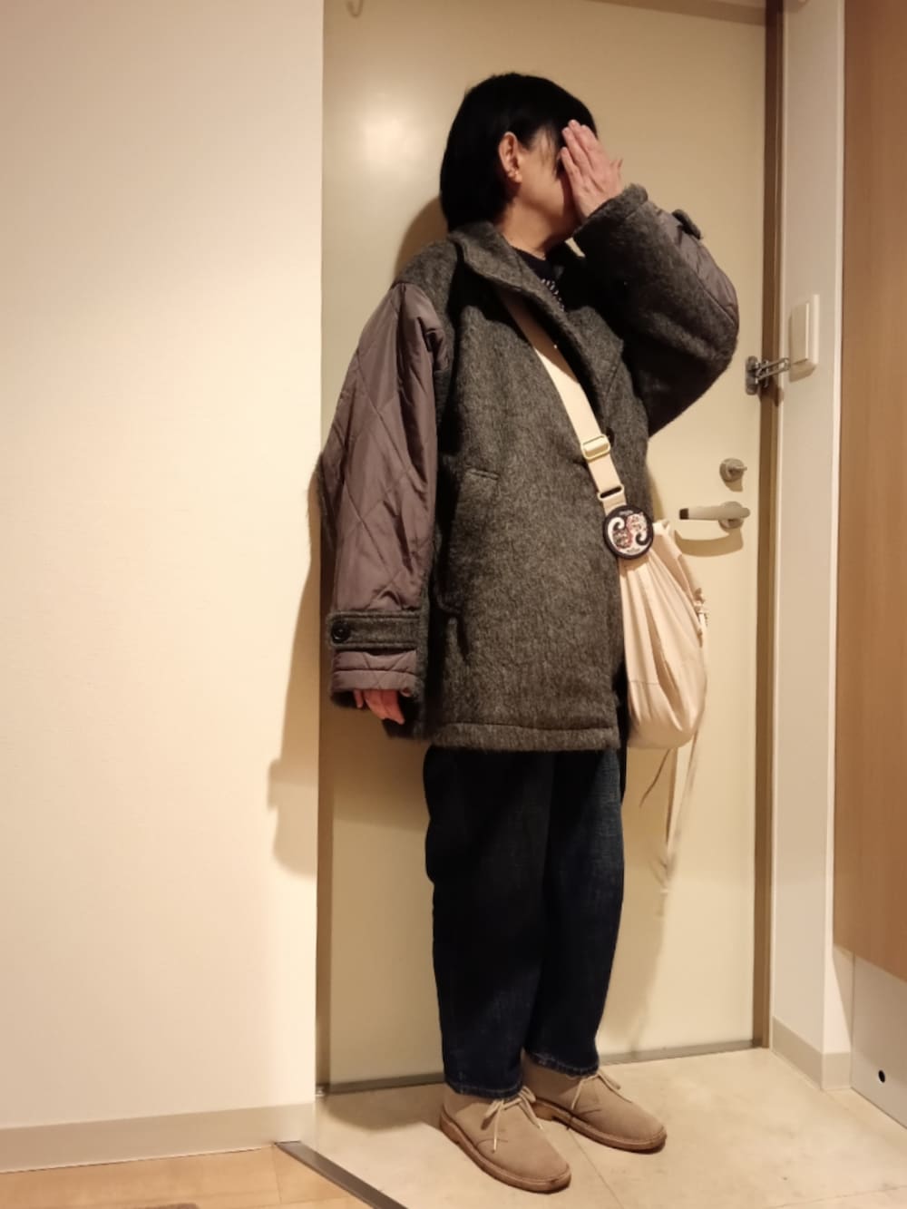 ブルー系のニット/セーター、ホワイト系のTシャツ/カットソー、ブルー系のデニムパンツを着用したレディースの冬コーディネートの2枚目の写真