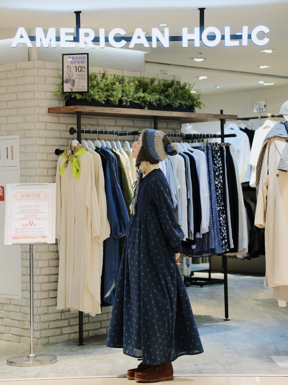 ブルー系のワンピース、ブラウン系のブーツを着用したレディースの春コーディネートの3枚目の写真