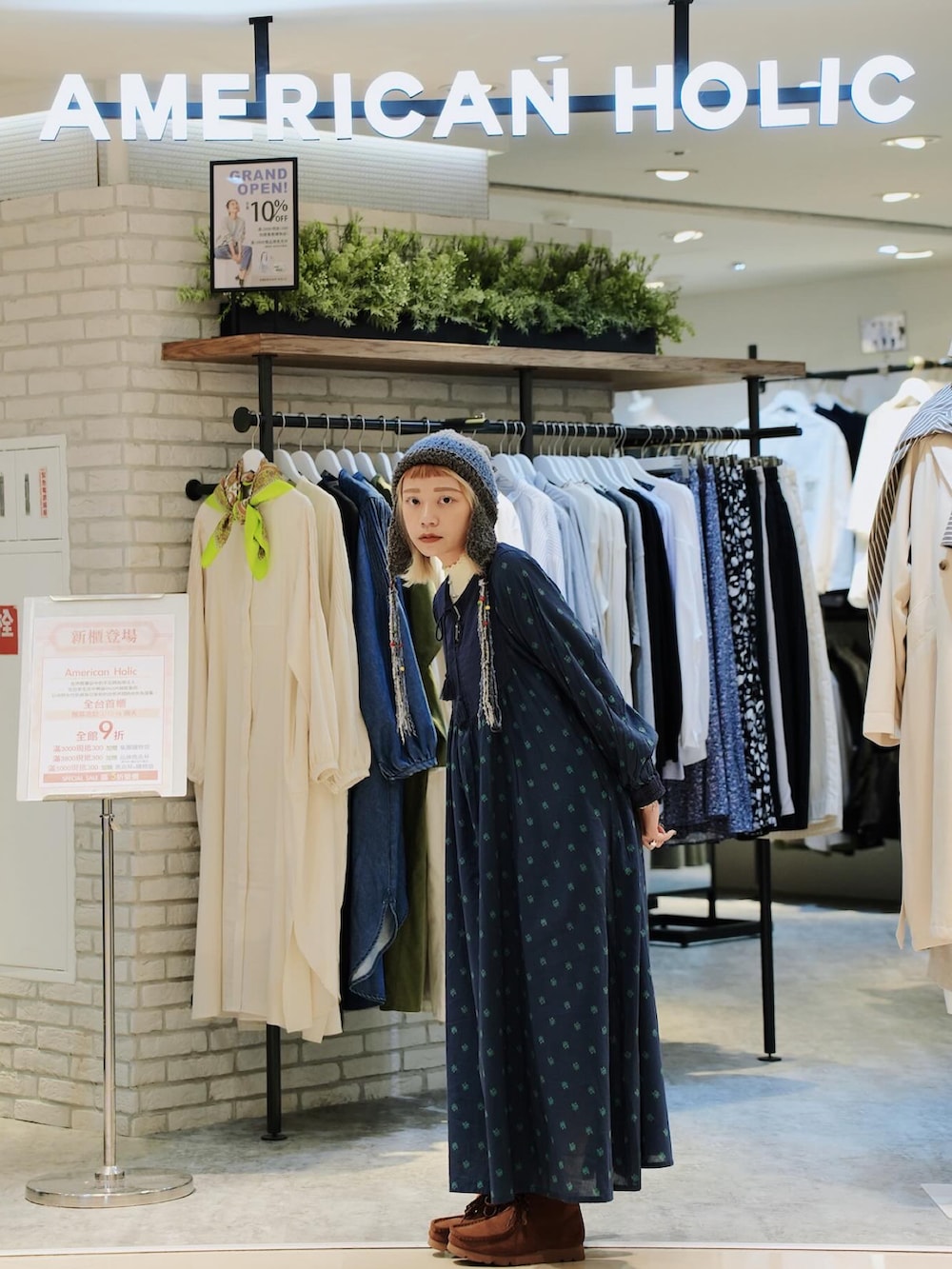 ブルー系のワンピース、ブラウン系のブーツを着用したレディースの春コーディネートの2枚目の写真