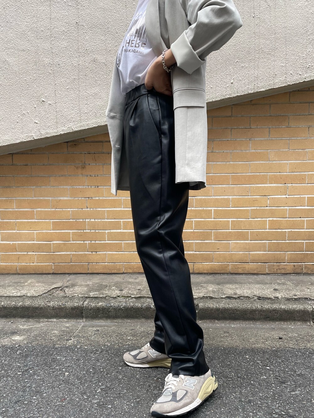 ブラック系のパンツ、ホワイト系のTシャツ/カットソー、グレー系のジャケット/アウターを着用したレディースの秋コーディネートの2枚目の写真