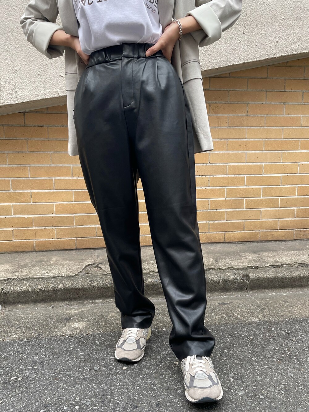 ブラック系のパンツ、ホワイト系のTシャツ/カットソー、グレー系のジャケット/アウターを着用したレディースの秋コーディネートの3枚目の写真